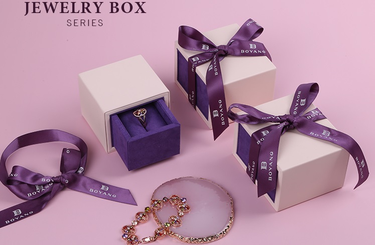 Do you know what role jewelry packaging plays in holiday jewelry gifts?