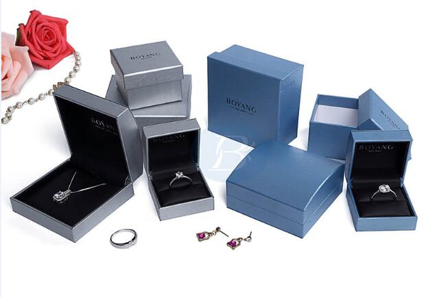 Visual impression of different jewelry presentation box colors